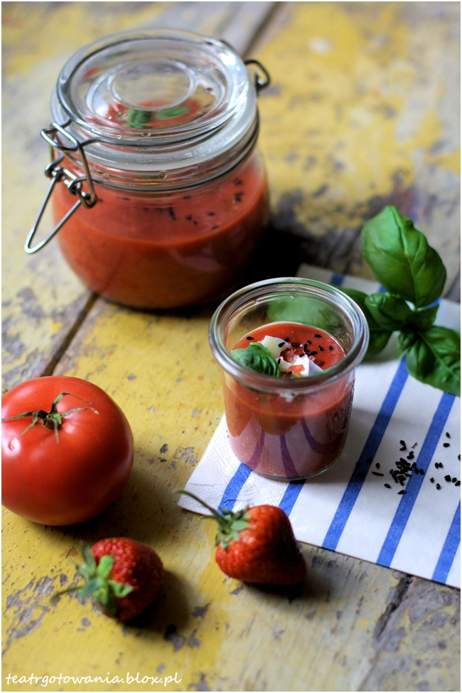 Chłodnik pomidorowo-truskawkowy z kozim serem i bazylią.